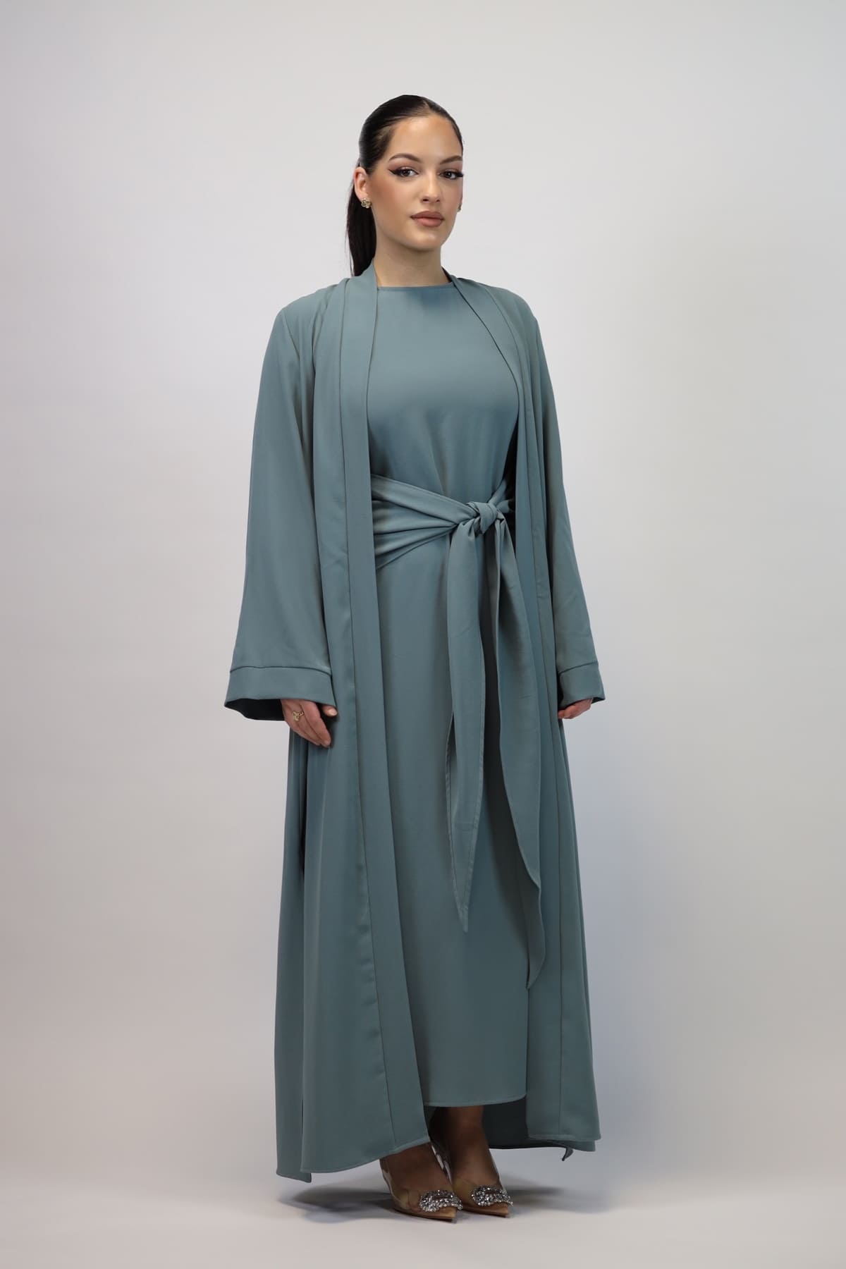 Taillierte Abaya mit Schlaufe in blau-grün